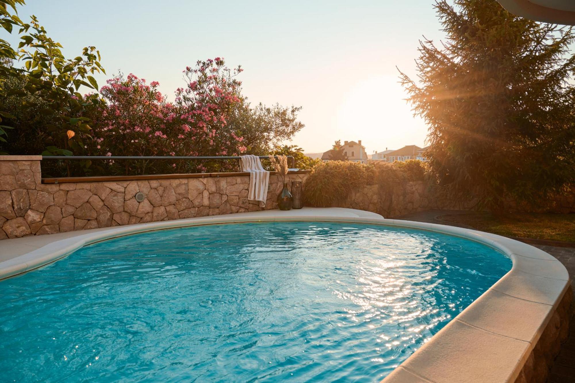 שיבניק Luxurious City Retreat With Pool מראה חיצוני תמונה